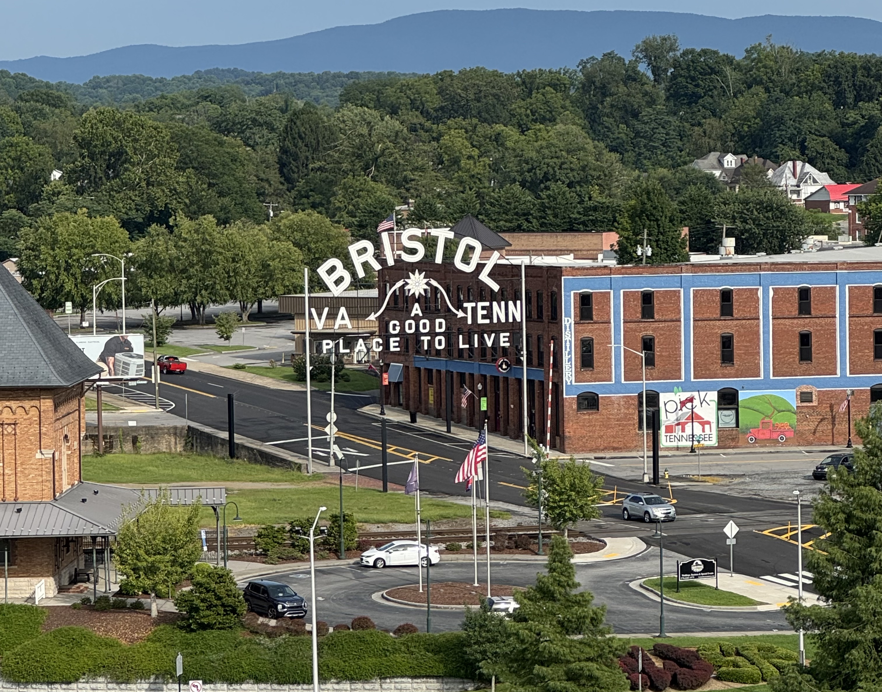 Bristol, Tennessee, Virginia, State line